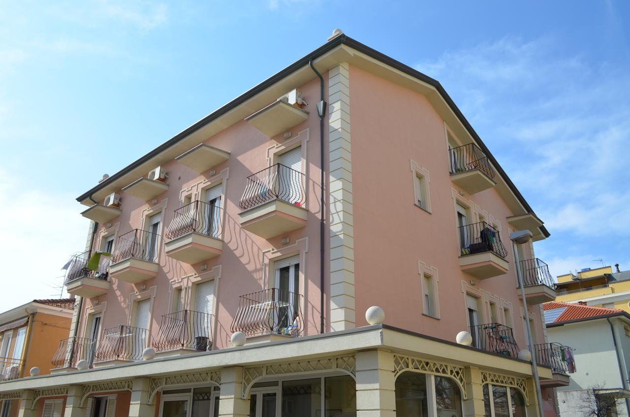 Residence Uno Studio&Suites Rimini Extérieur photo